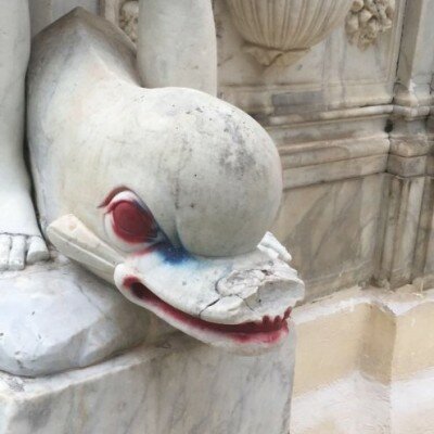 Degrado Villa Comunale, vernice rossa e scritte sulla Fontana di Santa Lucia