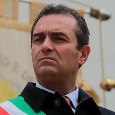 De Magistris contro sindaco di Torre del Greco: "E' bene accogliere migranti in difficoltà"
